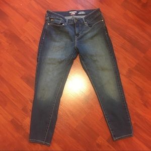 Mid rise Levi’s ankle skinny jeans